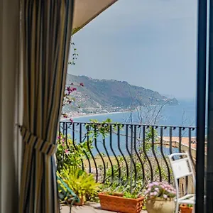 https://old-memories-house.taorminaitalyhotels.com